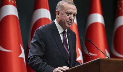 Cumhurbaşkanı Erdoğan, milyonların heyecanla beklediği sosyal konut projesinin detaylarını açıklıyor.