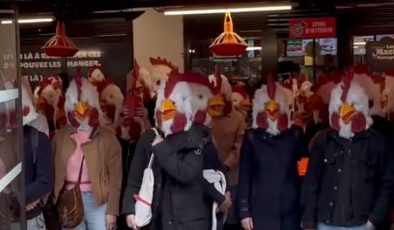 Fransa’da aktivistler tavuk maskeleriyle fast food restoranını bastı