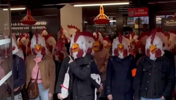 Fransa’da aktivistler tavuk maskeleriyle fast food restoranını bastı