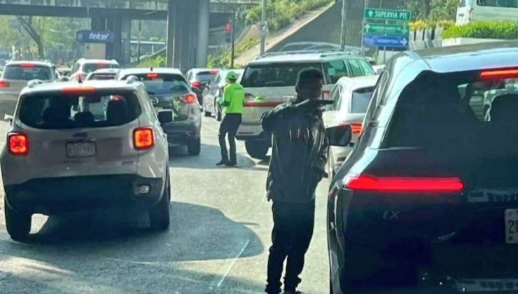 Meksika’da silahlı adamın trafikteki araçları soyduğu anlar