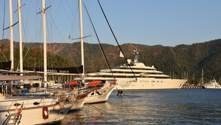 Rus milyarder Abramoviç’in yatıyla Marmaris’e geldi