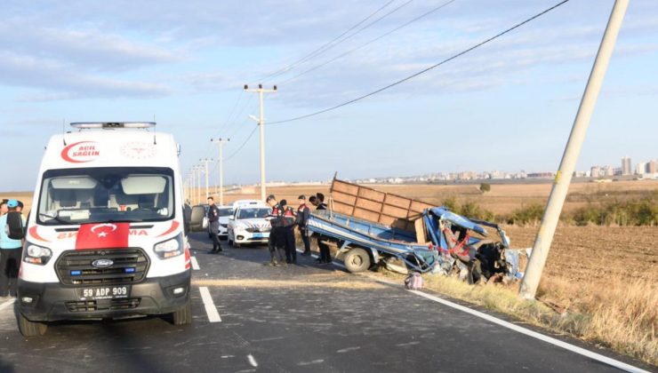 Tekirdağ’da kamyonet, elektrik direğine çarptı