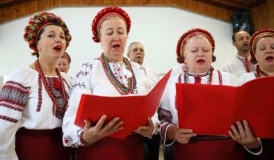 Antalya’da Ukraynalı ve Ruslardan oluşan koro, İzmir Marşı’nı okudu