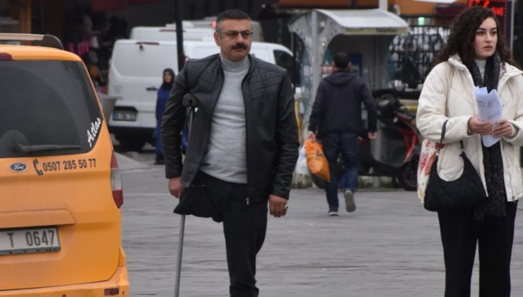 Sivas’ta tek bacağı ile Atatürk’e saygı duruşunda bulundu