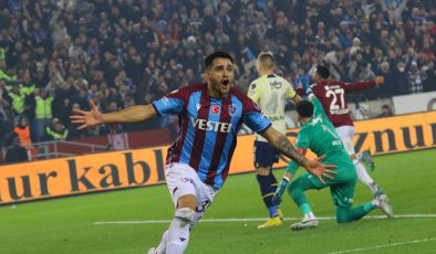 Trabzonspor, Fenerbahçe’yi iki golle geçti