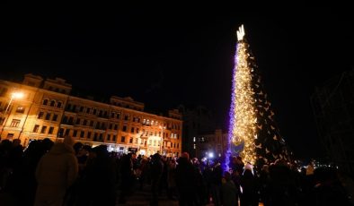 Ukrayna’nın ana noel ağacı jeneratör ile aydınlatıldı