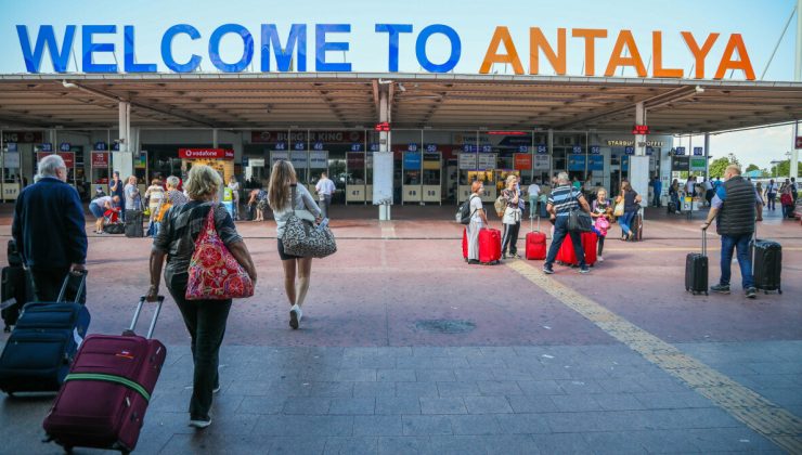 Antalya’da yeni rekor kırıldı! Bir günde 86 bin 278 kişi geldi