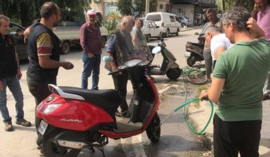 Bursa’da motosikletin içinden 1 metrelik yılan çıktı