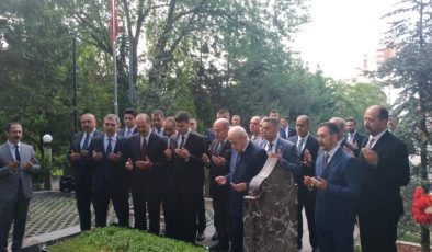 Devlet Bahçeli’den Alparslan Türkeş’in kabrine ziyaret