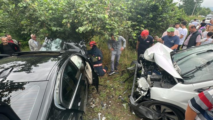 Düzce’de cip ile otomobil kafa kafaya çarpıştığı kazada 4 kişi yaralandı