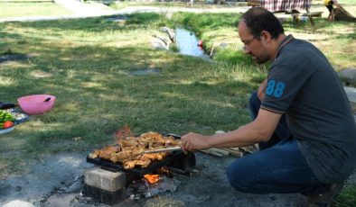 Erzincanlılar bayramın tadını mangalla çıkardı