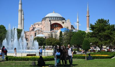 İstanbullular ve turistler boş kalan kentte gezmenin tadını çıkardı