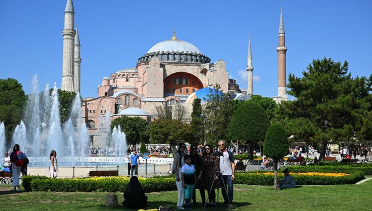 İstanbullular ve turistler boş kalan kentte gezmenin tadını çıkardı