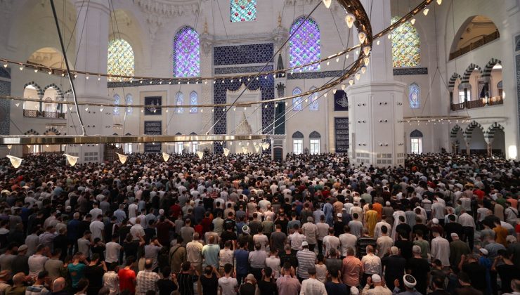 İstanbul’un camilerinde bayram namazı yoğunluğu yaşandı