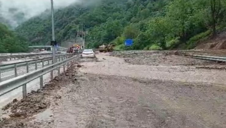 Karadeniz’i sağanak vurdu: Trabzon-Gümüşhane yolu kapandı