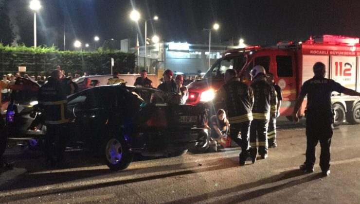 Kocaeli’de bariyere ok gibi saplanan otomobilde 1 kişi can verdi