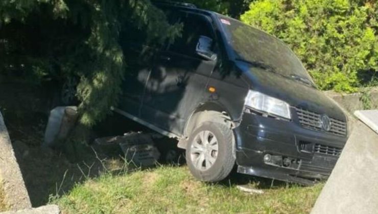 Kocaeli’de freni boşalan hafif ticari araç mezarların üzerine uçtu