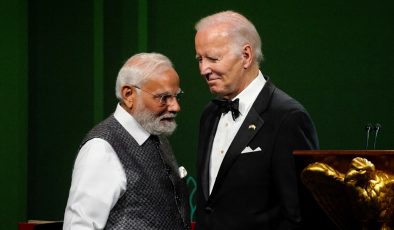 Modi’nin onuruna yemek veren Biden’dan ilginç hareketler