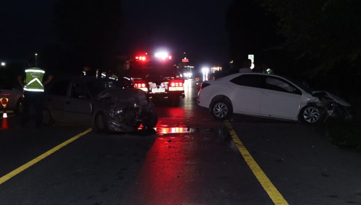 Sakarya’da otomobiller kafa kafaya çarpıştı: 5 kişi yaralandı