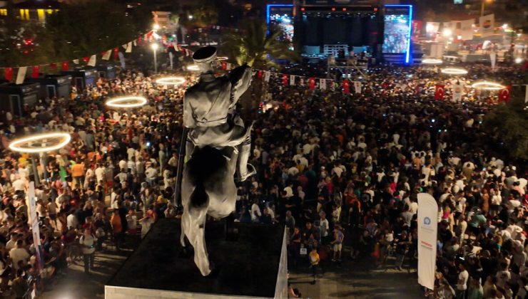 Antalya’da Atatürk heykeline konserli açılış