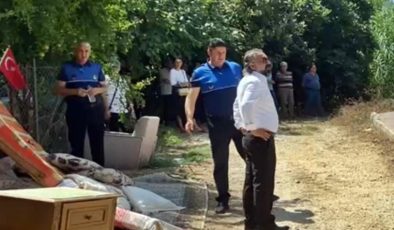 Antalya’da gecekondu yıkımına gelen zabıta Türk bayrağını yüksek noktaya astı