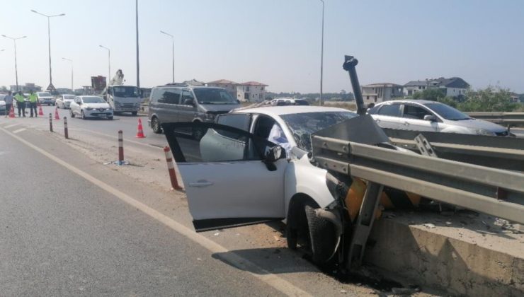 Antalya’da otomobil bariyere saplandı! 1 kişi öldü