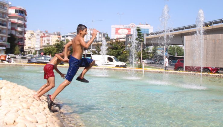 Antalya’daki çocukların süs havuzunda tehlikeli eğlencesi