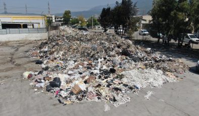 İzmir’de oluşan çöp dağları esnafı canından bezdirdi