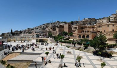 Mardin’de kilometrelerce araç kuyruğu! Ziyaretçi akınına uğradı