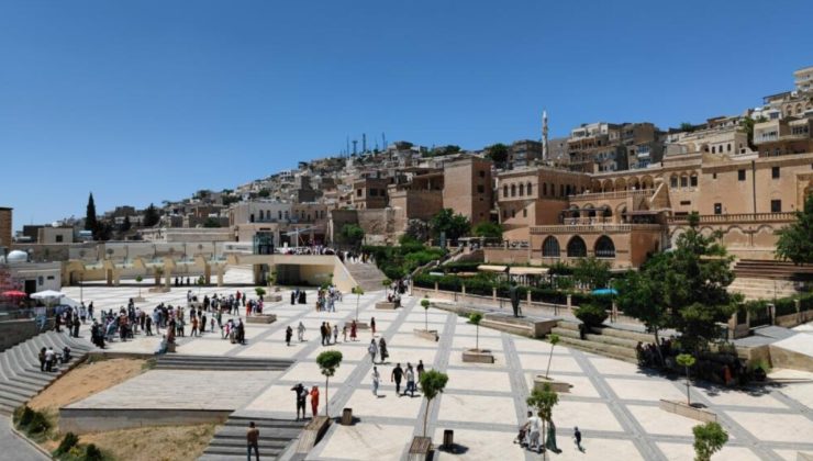 Mardin’de kilometrelerce araç kuyruğu! Ziyaretçi akınına uğradı