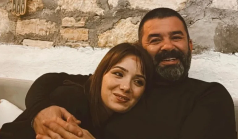 BÜLENT SAKRAK’TAN AŞK POZU